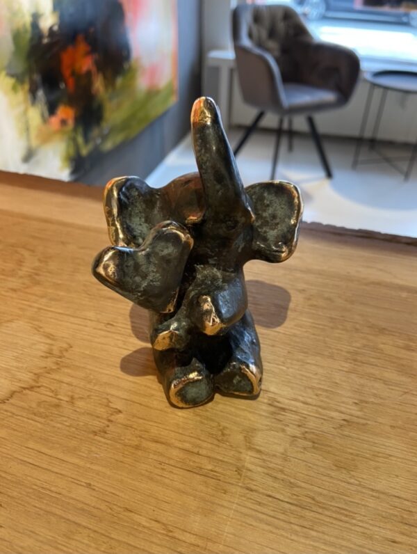bronze elefant med hjerte