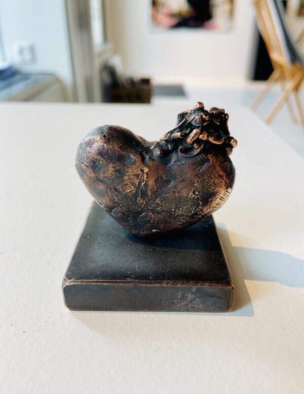bronze skulptur "your my heart"